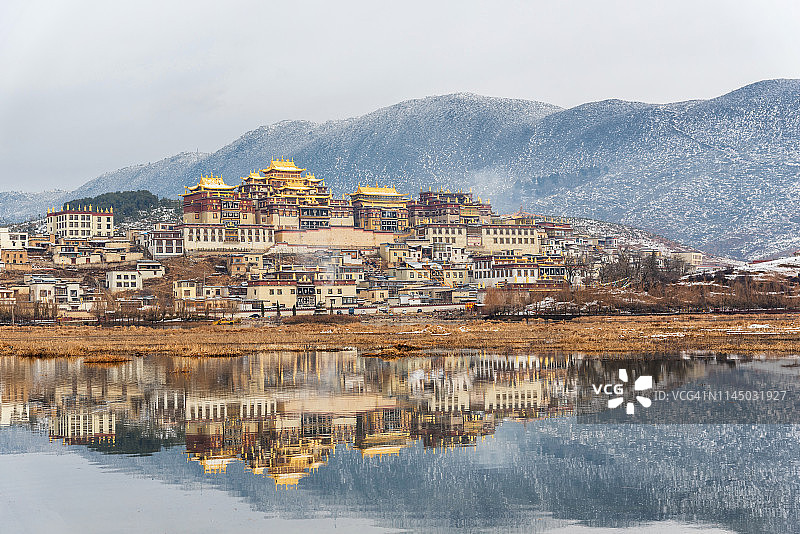 松赞林寺,又名噶丹松赞林寺,是位于中国云南省中甸市(香格里拉)的藏传佛教寺院,与拉萨布达拉宫关系密切图片素材
