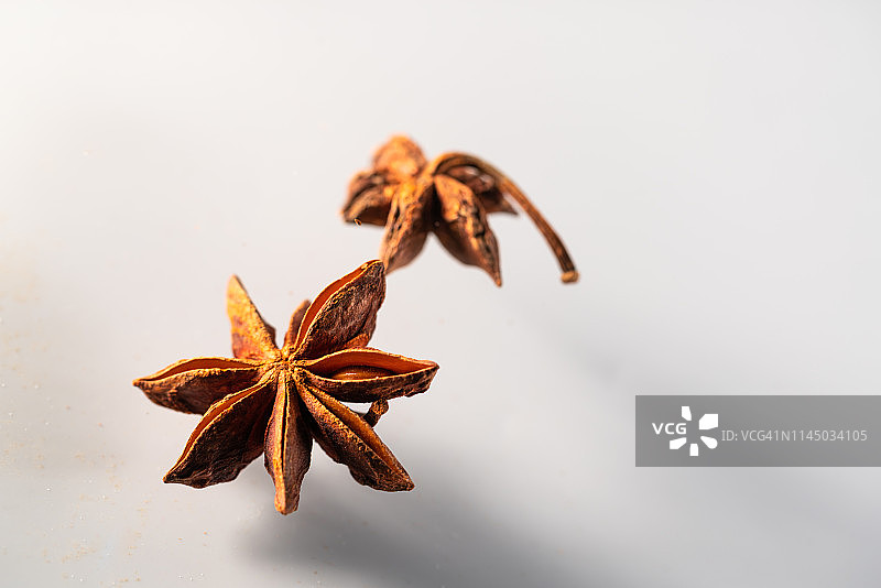 白色背景下空中跳舞的八角高速捕捉图片素材