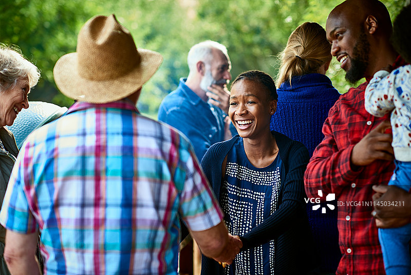 快乐的女人与男人握手微笑图片素材