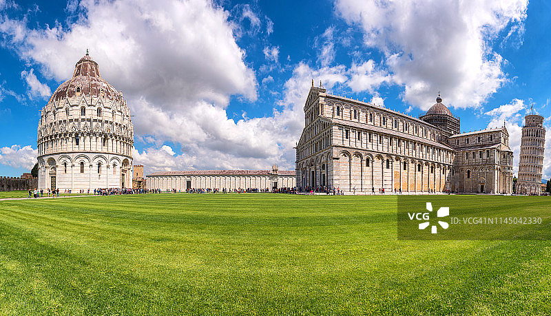 意大利托斯卡纳比萨的比萨大教堂（比萨主教座堂）与比萨斜塔图片素材