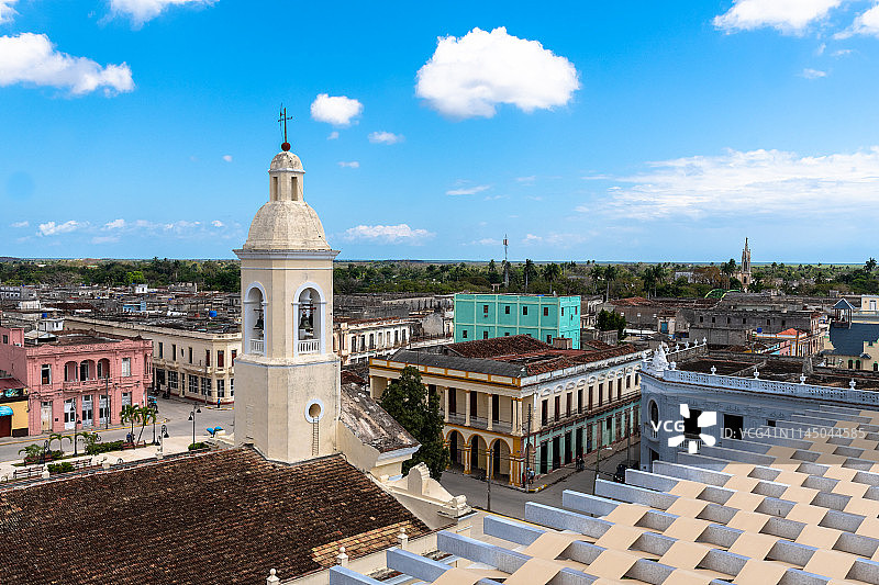 古巴萨瓜拉格兰德天主教堂钟楼鸟瞰图片素材
