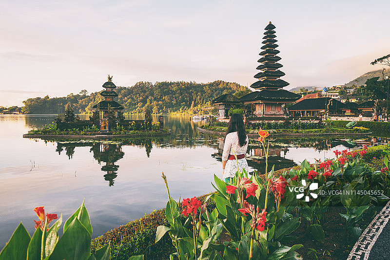 在乌伦达努布拉坦寺眺望风景的巴厘岛年轻女子图片素材