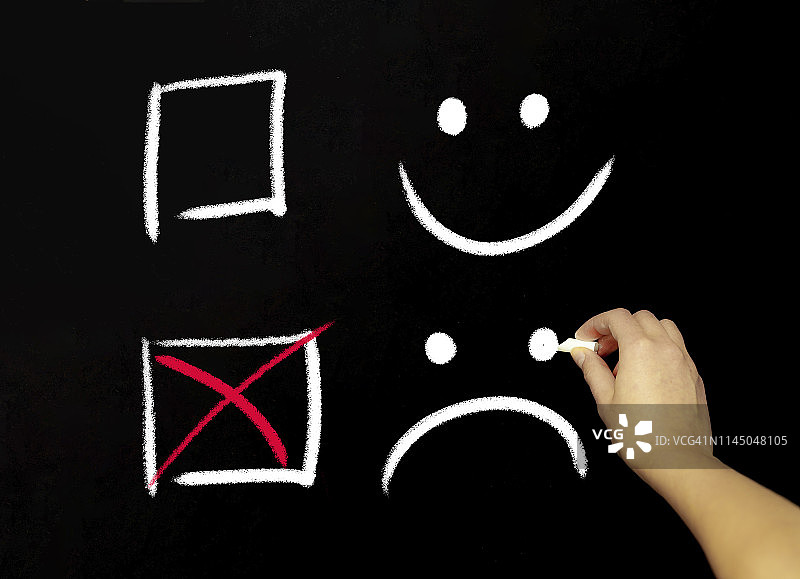 手绘黑板粉笔笑脸和悲伤表情复选框图片素材