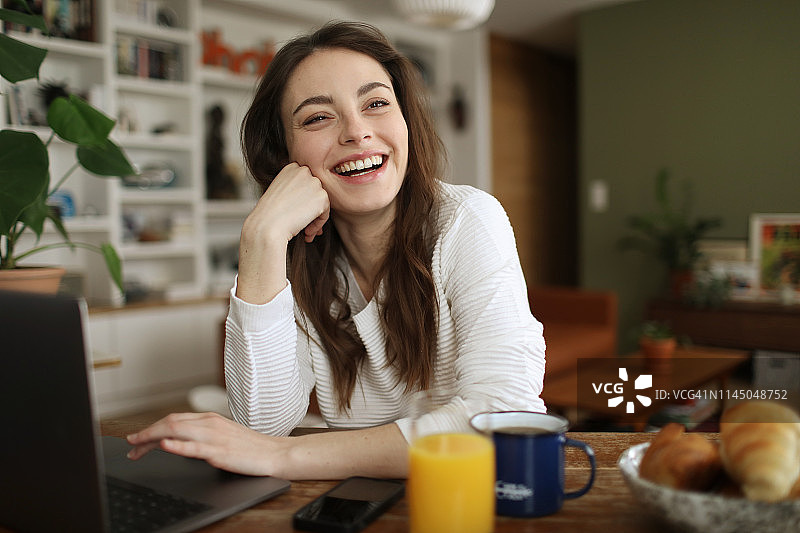 巴黎公寓中的年轻女子肖像图片素材