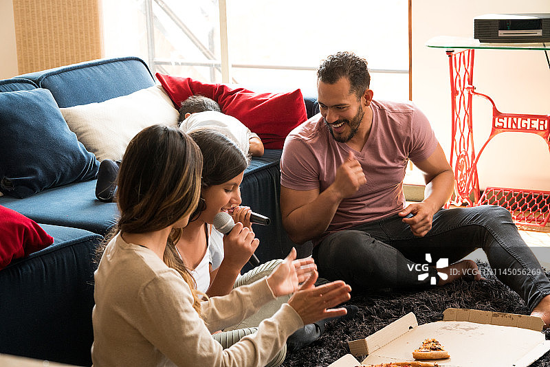 在客厅里唱歌、欢笑的拉丁家庭图片素材