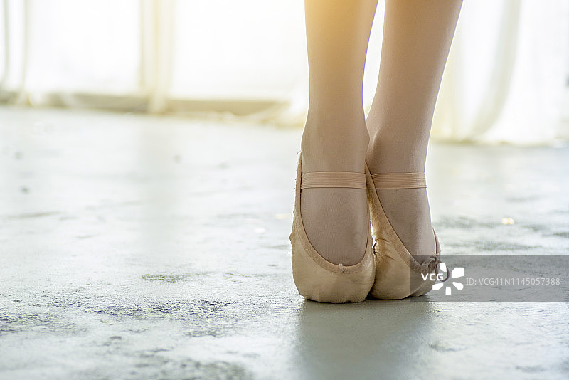 芭蕾舞练习：芭蕾舞演员优美纤细的脚图片素材