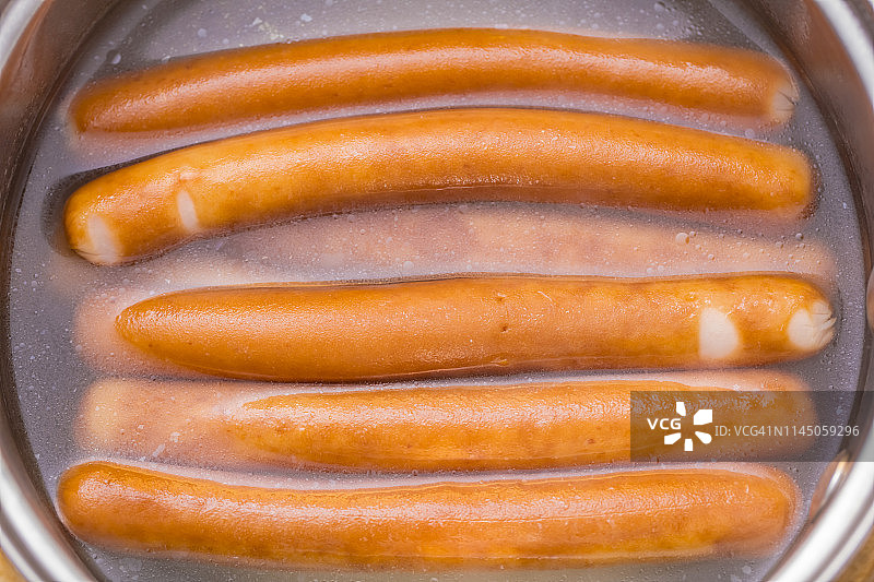平底锅中烹饪的法兰克福香肠、维也纳香肠图片素材