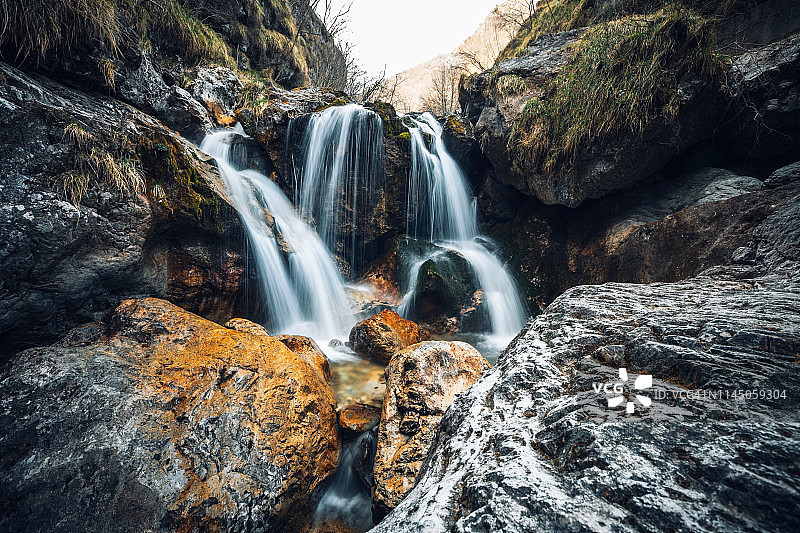 岩石中瀑布的壮丽景色图片素材