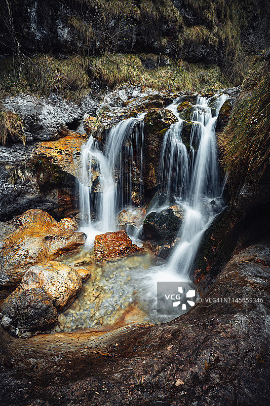 岩石中的瀑布长曝光摄影图片素材