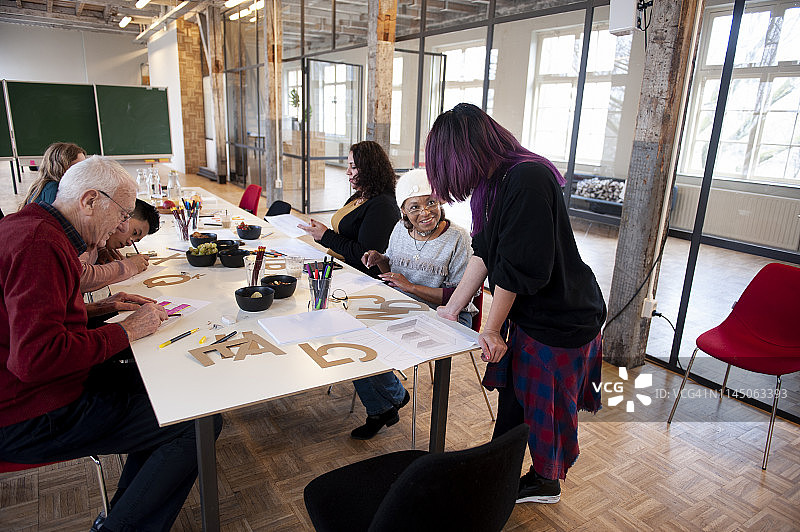 参加手写工作坊的混合人群图片素材