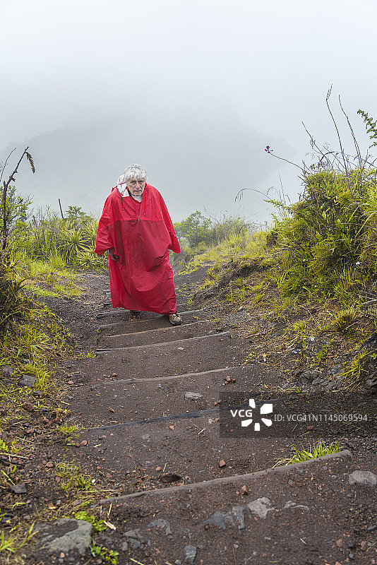 沿着奎科查湖徒步图片素材