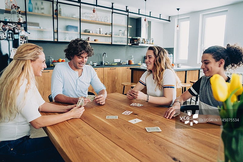 快乐的家庭玩纸牌图片素材