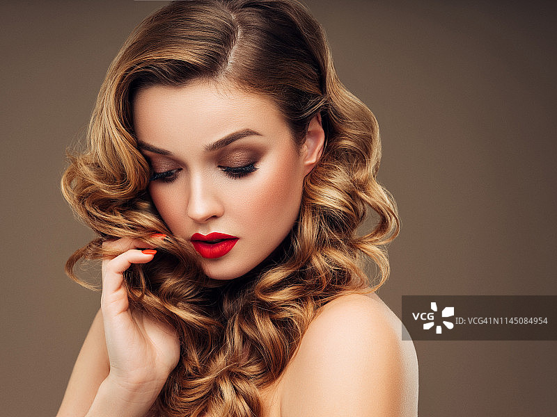 妆容精致，发型完美的年轻女子图片素材