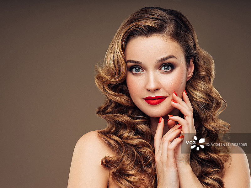 妆容精致，发型完美的年轻女子图片素材