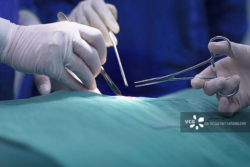 医生在医院手术室做手术图片素材