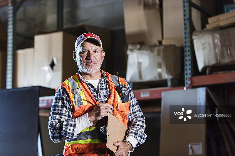 在仓库里盘点的西班牙裔男人图片素材