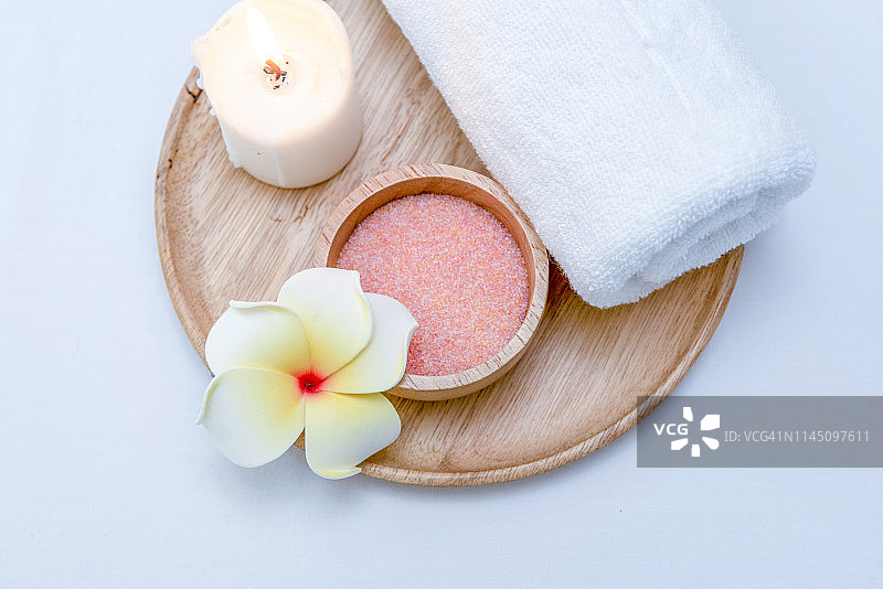 木桌上的水疗护理精美组合图片素材