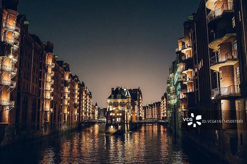 夜晚的汉堡仓库城图片素材