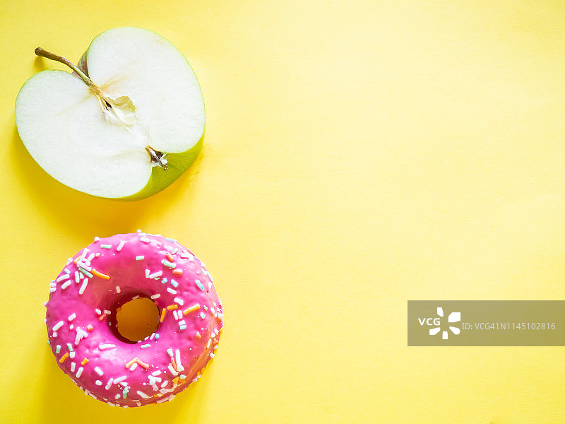 一块苹果和一个甜甜圈图片素材