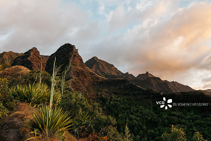 夏威夷卡拉劳小径山脉日落图片素材