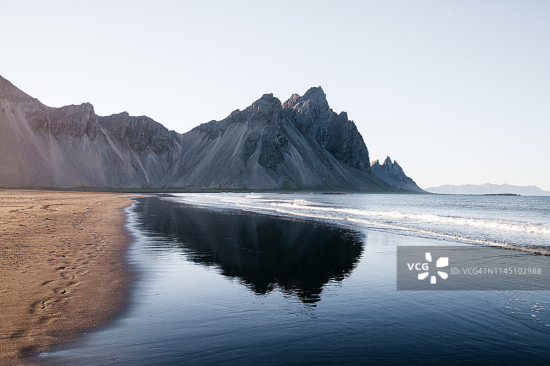 冰岛海滩上的山脉倒影图片素材