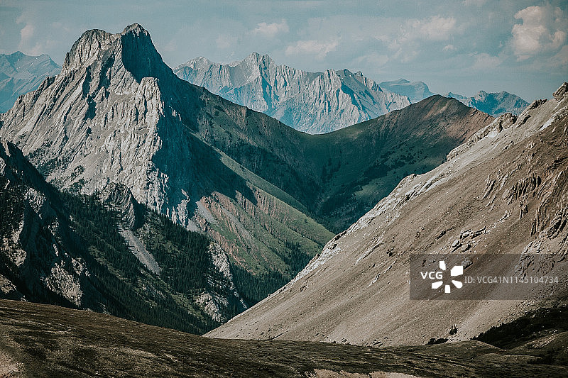 卡尔加里附近加拿大落基山脉的地质层图片素材