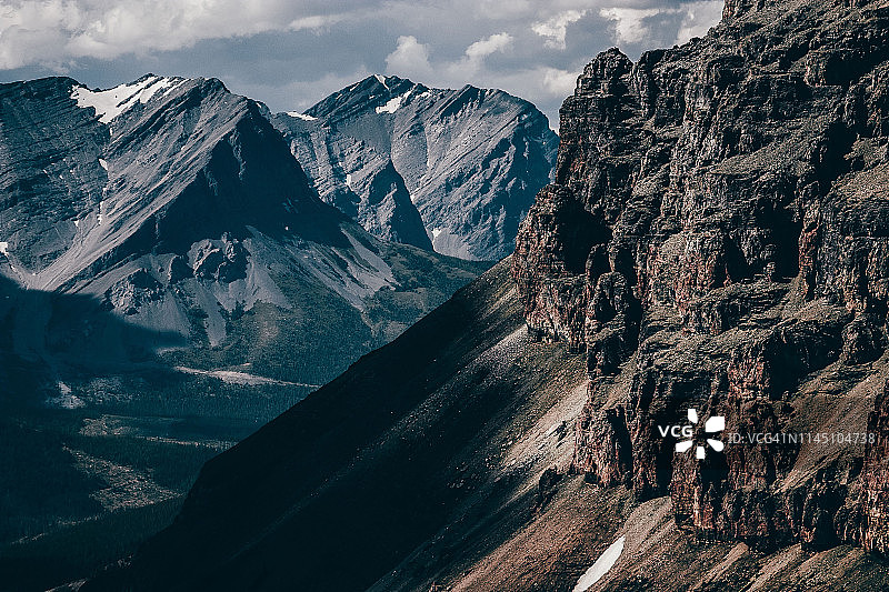 加拿大落基山脉西南部崎岖的山景图片素材