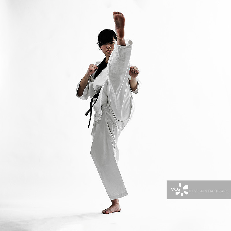年轻的日本少女在练习空手道图片素材