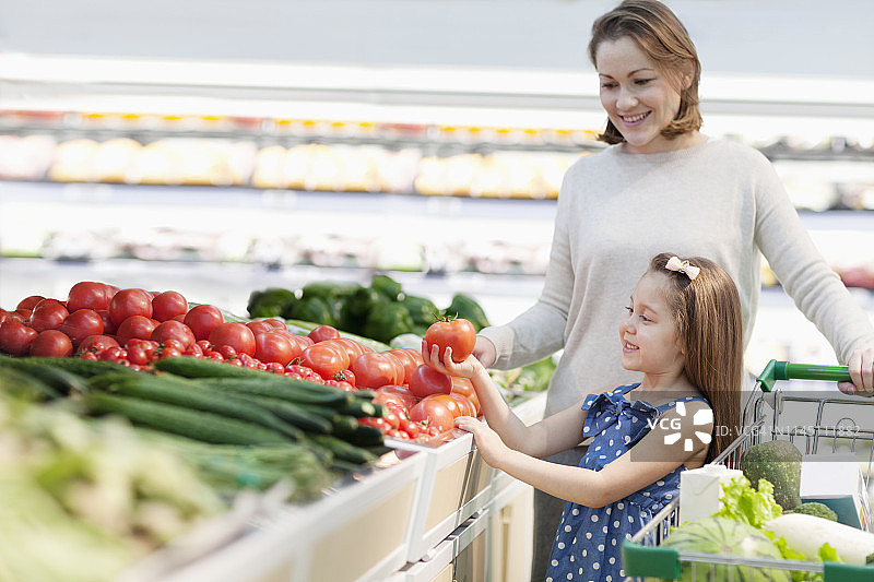 母女在超市购买农产品图片素材