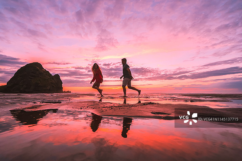在海滩跑步的情侣图片素材