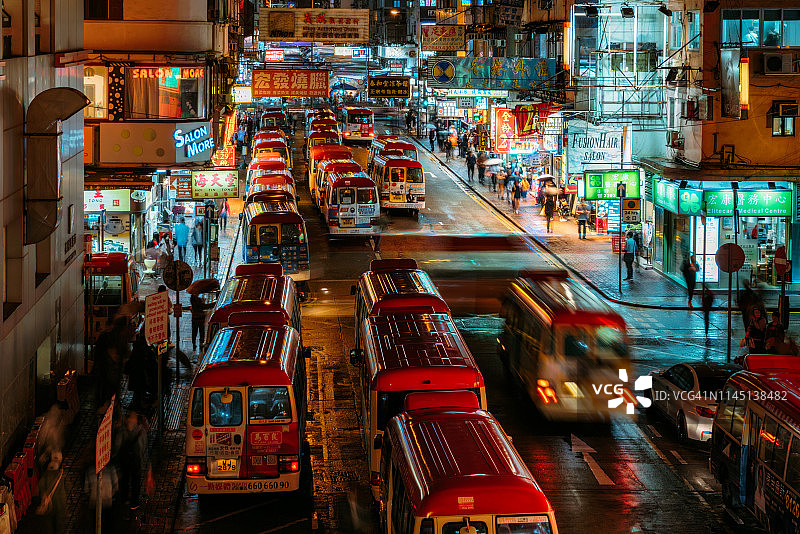 中国香港九龙旺角花园街及女人街的巴士总站夜景图片素材