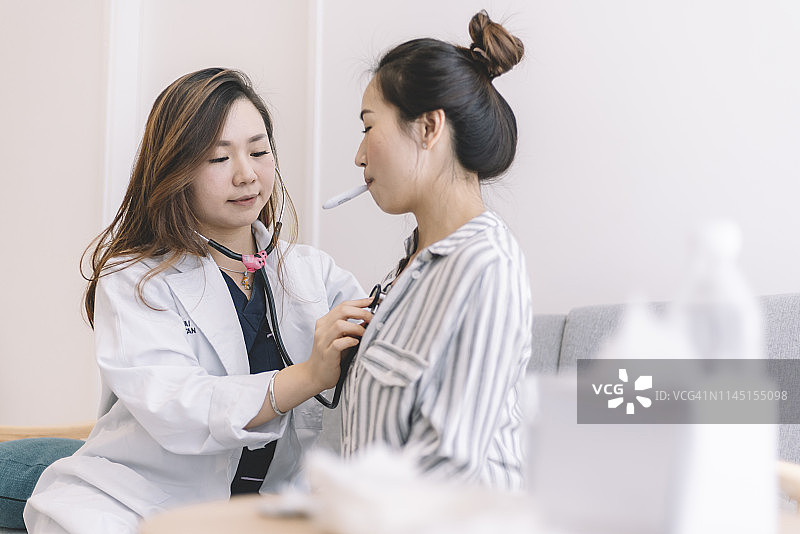 中国女医生上门为病人检查身体图片素材