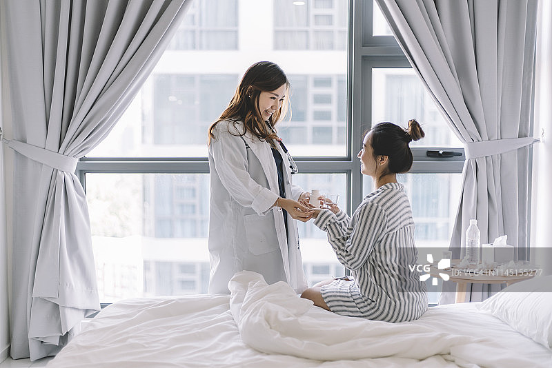 亚洲女医生在家中为病人进行医疗检查图片素材