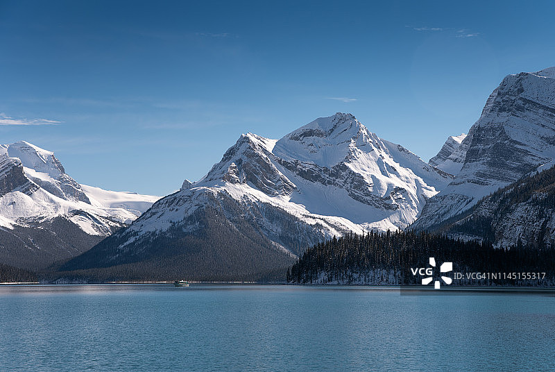 贾斯珀国家公园玛琳湖的精灵岛，位于加拿大落基山脉图片素材