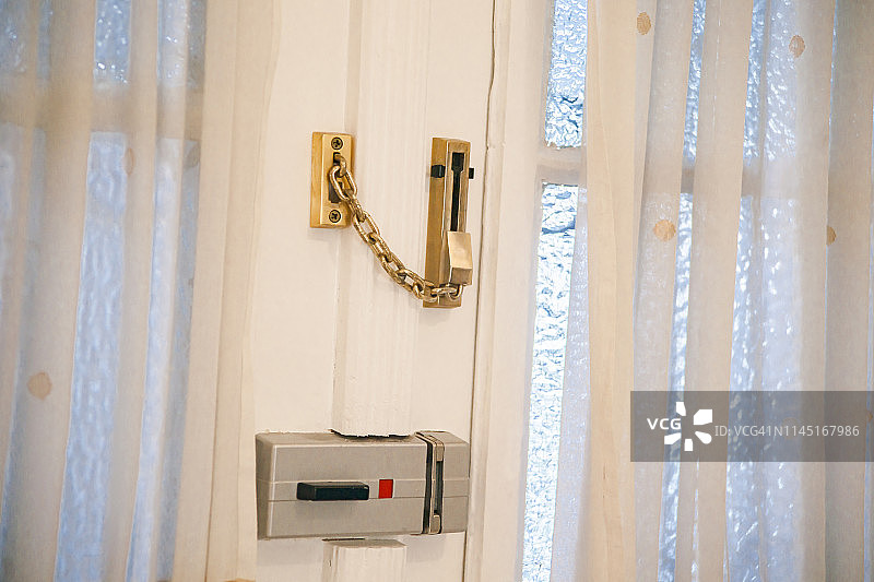 带多重锁的家用门图片素材