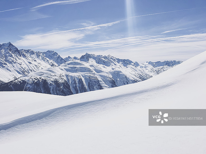 雪山山脉全景图片素材