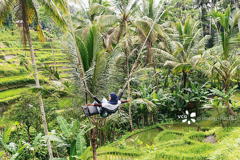 青少年在德哥拉朗乌布荡秋千图片素材