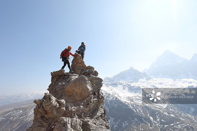 登山者登顶峰顶岩石图片素材