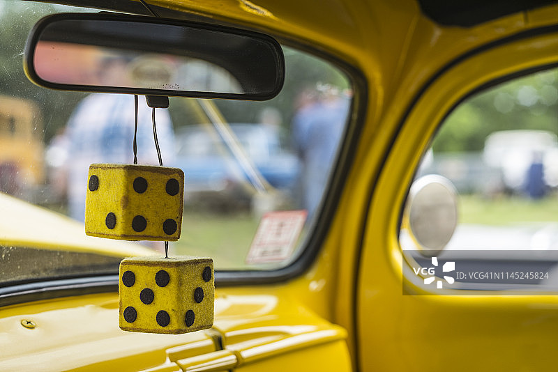 美国新英格兰马萨诸塞州格洛斯特古董车方向盘和模糊骰子图片素材