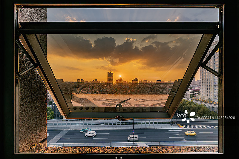 透过窗户向外看图片素材