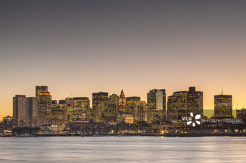 美国新英格兰马萨诸塞州波士顿：从波士顿港看城市天际线，黄昏图片素材