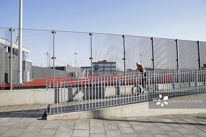 在坡道上骑自行车的女人图片素材