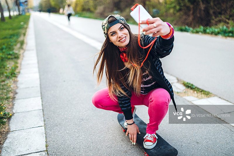 滑板女孩自拍图片素材