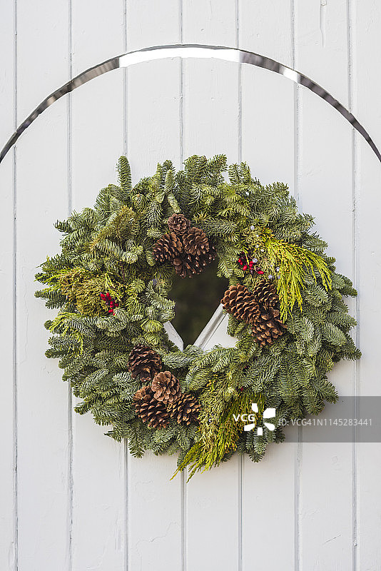 美国新英格兰马萨诸塞州安角罗克波特港口的圣诞花环图片素材