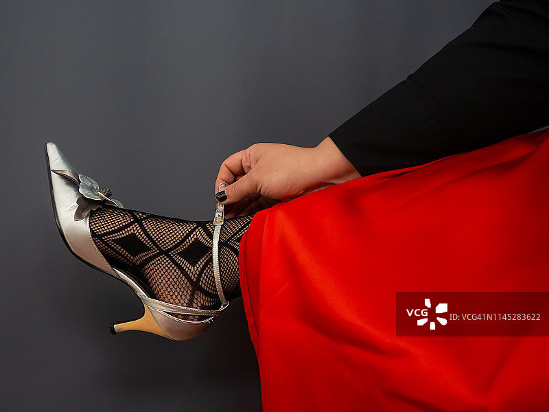 穿高跟鞋和裙子的女人图片素材