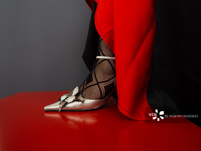 穿高跟鞋和裙子的女人图片素材