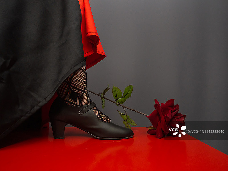 穿高跟鞋、裙子和戴玫瑰的弗拉门戈舞女人图片素材