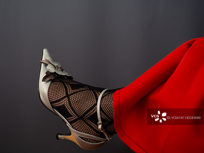 穿高跟鞋和裙子的女人图片素材