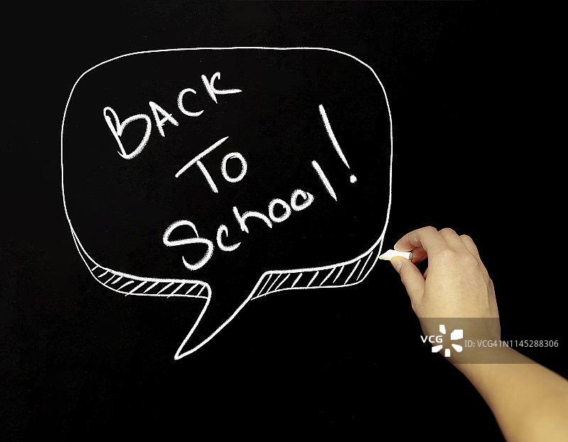 在黑板上用粉笔手写“重返校园”图片素材