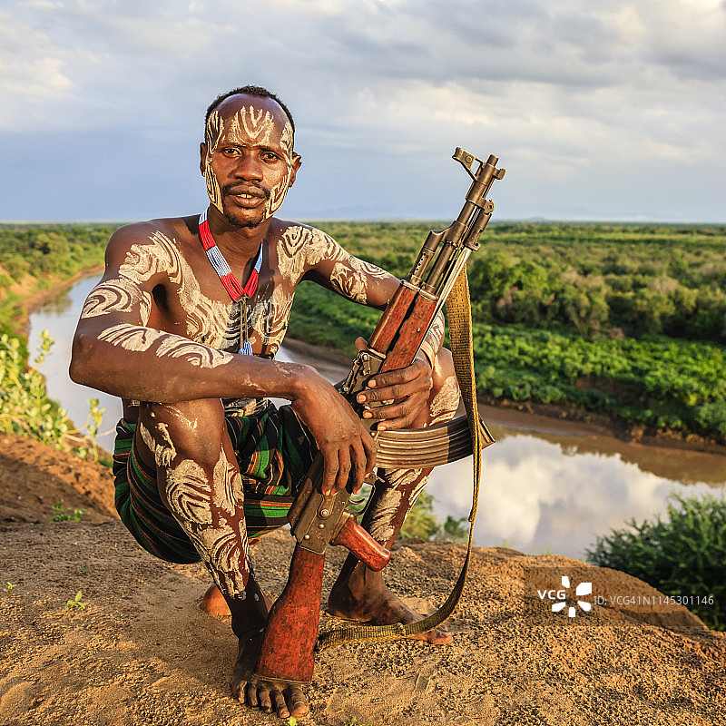 来自东非卡罗部落的年轻非洲男人图片素材